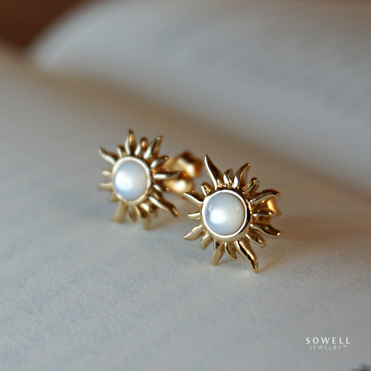 18k Gold Sunburst Earrings - Mother of pearl